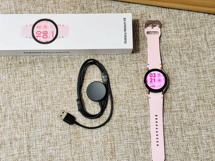 Galaxy Watch FE手錶本體以及磁吸式充電器。趙筱文攝。