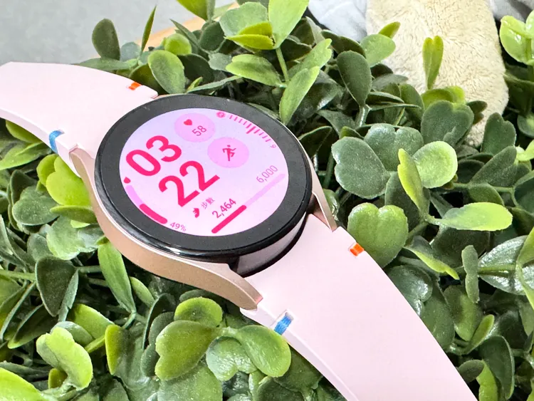 Galaxy Watch FE錶帶加了藍色和橘色小細節，相當有點綴的效果。趙筱文攝。