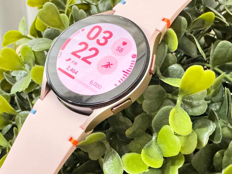 Galaxy Watch FE側邊有兩個實體操作按鈕。趙筱文攝。