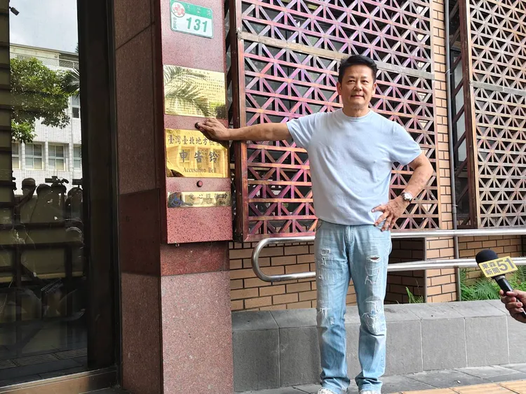 徐乃麟今天上午到北檢按鈴控告蔡曜丞、曹小均2人誣告、偽證。張欽攝影