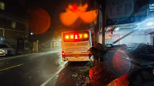 紅綠燈疑因大雨故障 台中公車撞轎車釀5傷!再失控衝撞3民宅