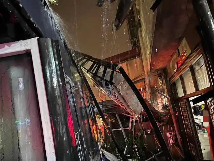 民宅慘遭公車衝撞。民眾提供