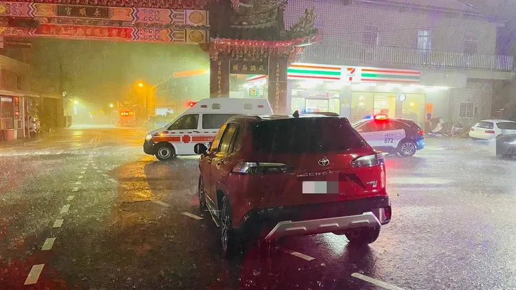 與公車碰撞的自小客車共有5人輕傷。民眾提供