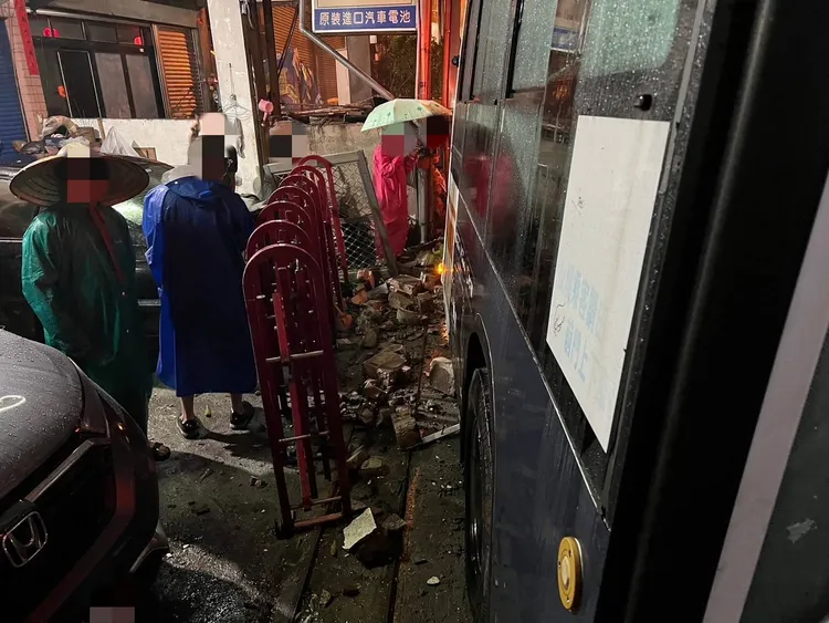 公車發生事故後失控衝撞3戶民宅。民眾提供