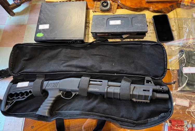 警方在林男住處查扣罕見的土耳其製霰彈槍。民眾提供