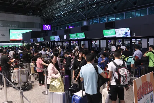 微軟大當機!桃機6航空改用手寫機票 排隊超過2小時