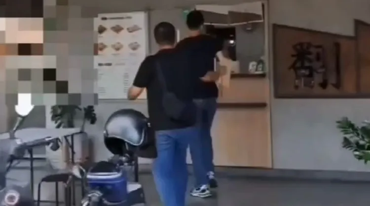 警方趁詐團成員（右）外出買便當時將他逮捕。民眾提供