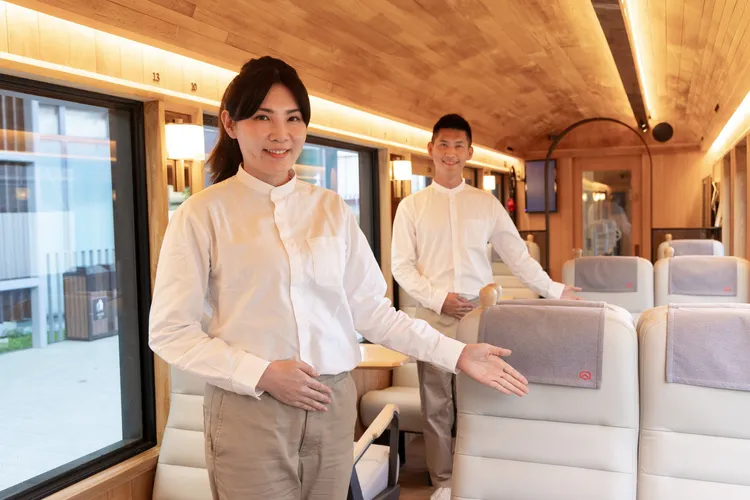 列車配有4位服務人員，提供專屬高規格桌邊服務。業者提供