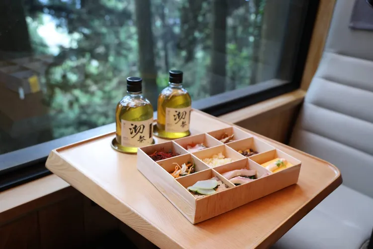 阿里山英迪格酒店特別為福森號客製，以「丰采」為名的九宮格木質便當，將林鐵沿途「文化、風景、寶藏」作為菜色主軸。業者提供