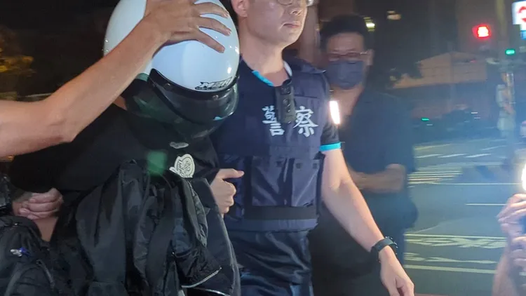 警方下午在高雄逮捕「口罩男」張姓男子，帶回台南警六分局偵訊。莊曜聰攝影