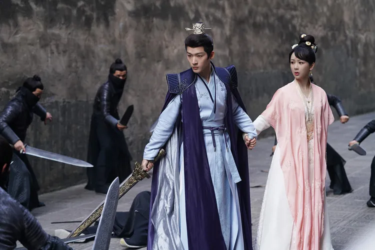 「妹控」張晚意（左）劇中拼命守護楊紫。愛爾達提供