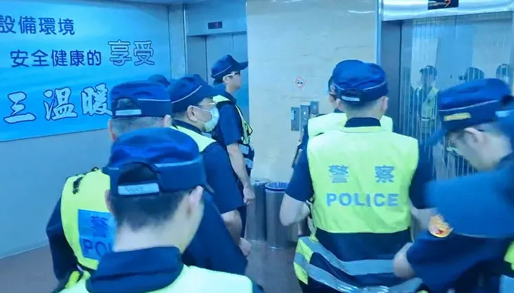 警方前往天龍三溫暖臨檢。警方提供