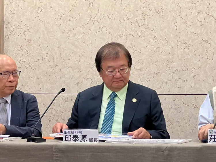 衛福部疾管署召開颱風後防疫記者會，圖為衛福部長邱泰源。記者黃泓哲攝影