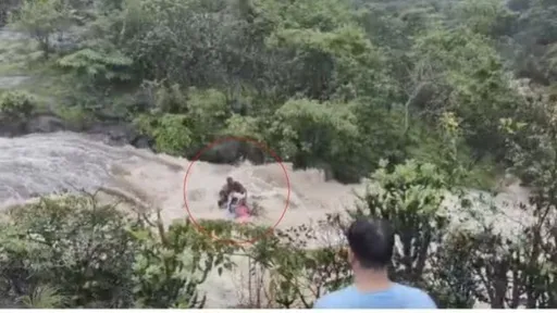 驚悚影片！闖禁區看瀑布溪水突漲　5人相擁全被沖走
