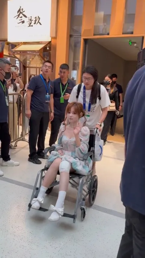 黃霄雲坐輪椅現身。翻攝新浪娛樂微博
