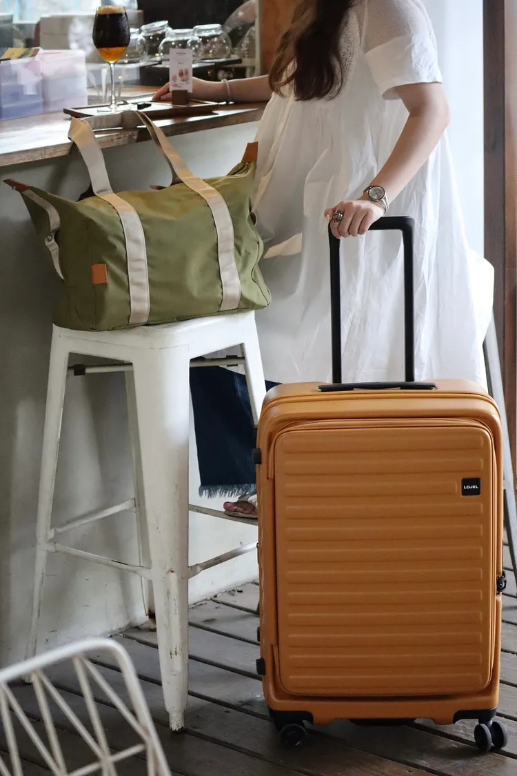 LOJEL將行李箱清爽簡約風外型注入焦糖色調。品牌提供