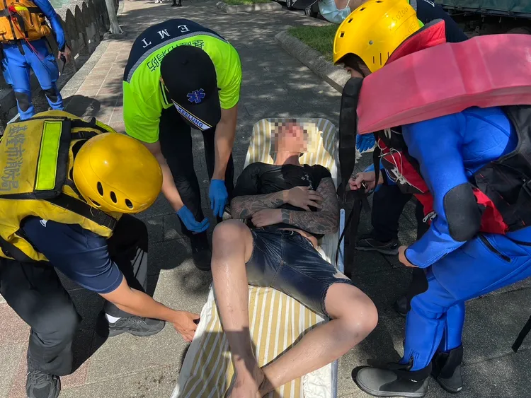 基隆一名男子不明原因跳入田寮河中，由於其情緒十分不穩，因此後續警消已將他送往醫院。翻攝照片