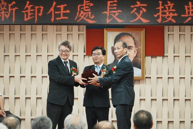 台電高雄區處舉行處長交接典禮，左為卸任處長張以諾、中為監交人台電副總陳銘樹、右為新任處長黃志榮。翻攝畫面