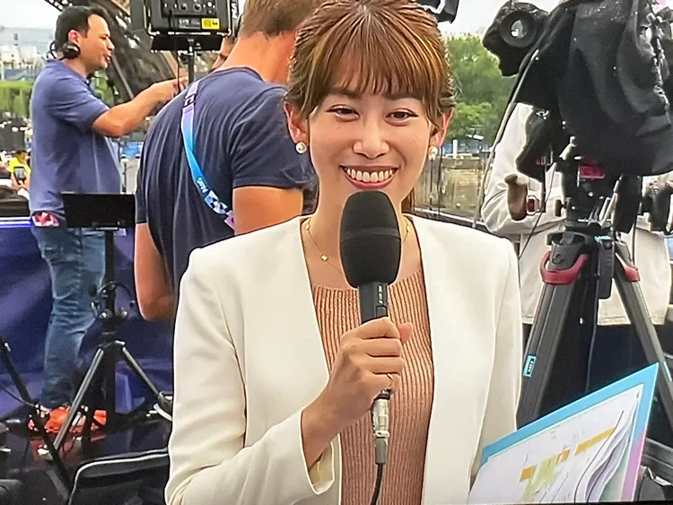 中川安奈乍看裡面上衣像沒穿，嚇壞網友。翻攝X