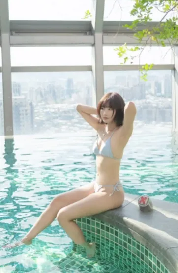 愛莉莎莎這次秀水藍色比基尼。翻攝愛莉莎莎IG