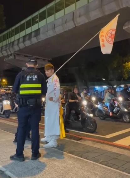 黑田龍平之前影片中的確有遭警察關切。翻攝yan__2099的IG