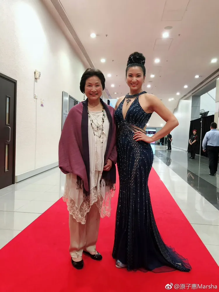 原子穗（右）和鄭佩佩一個模子。翻攝原子穗微博