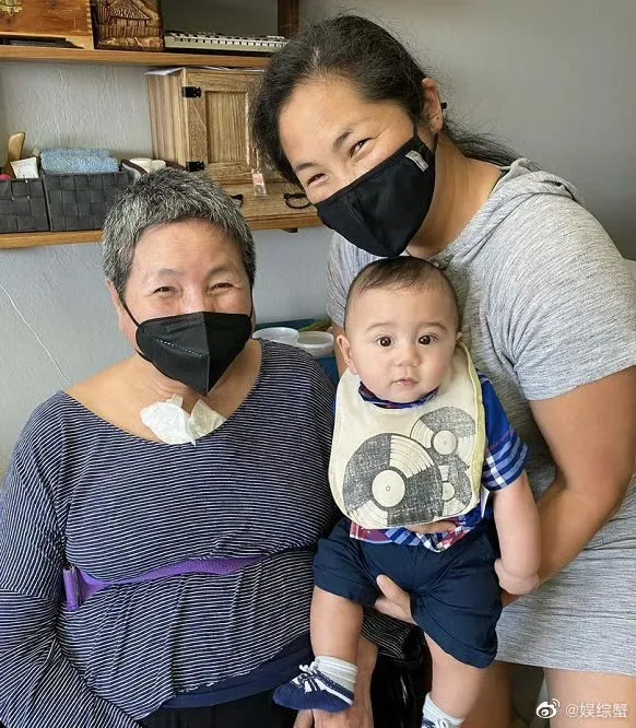 鄭佩佩（左）晚年模樣，看到女兒跟孫子就很開心。翻攝原子穗微博