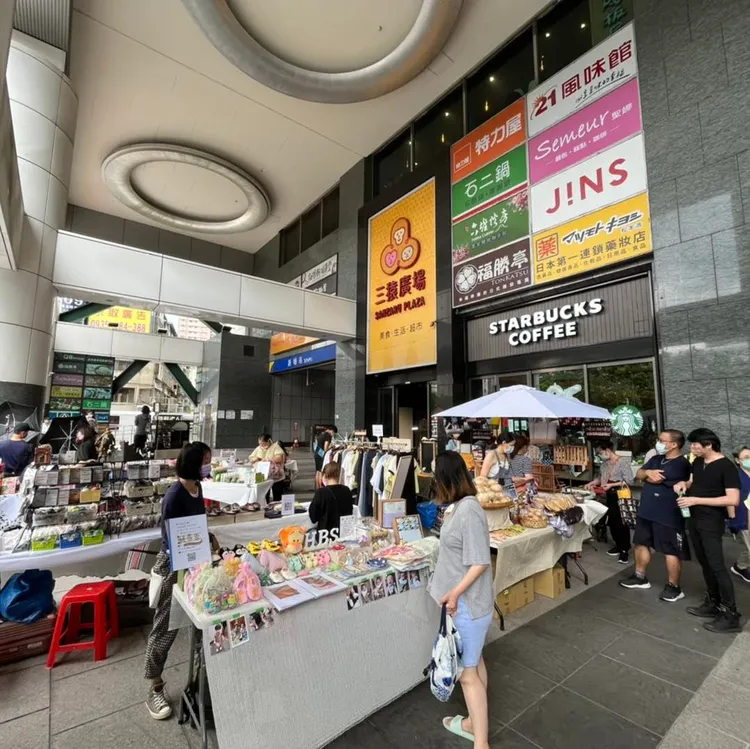 這棟捷運共構宅1至3樓為商場，有星巴克等連鎖品牌進駐。取自三猿廣場臉書