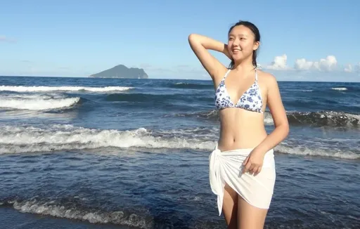 王仁甫17歲愛女比基尼燦笑戲水!釣出開明媽季芹誇「太辣了」