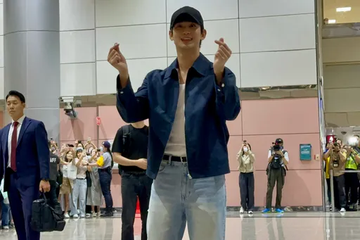 直擊|金秀賢抵桃機獨厚她「簽婚照」!見800人接駕驚呼哇