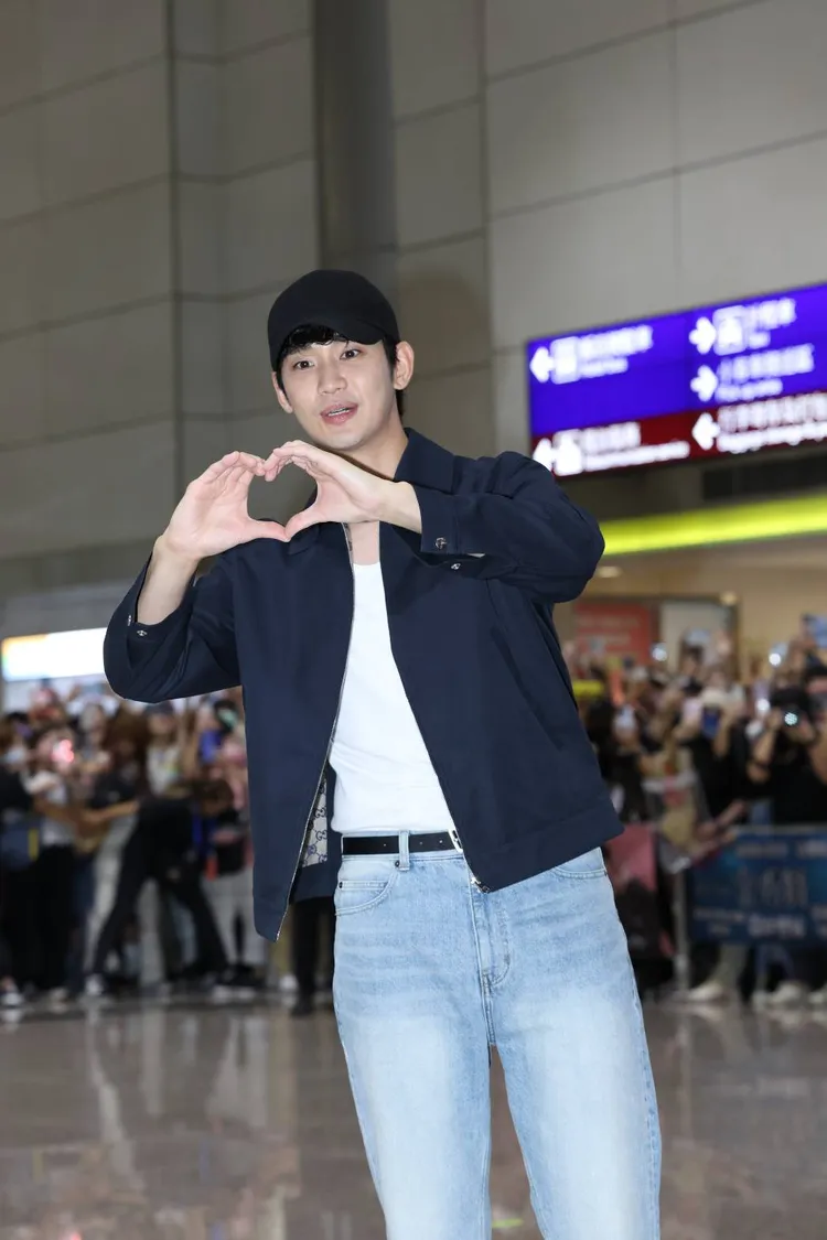 金秀賢對著鏡頭比愛心。特勤中心攝