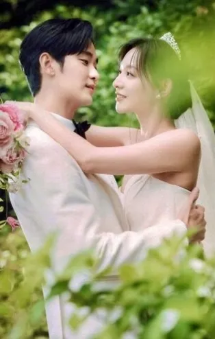 金秀賢幫小妹妹簽了《淚之女王》與金智媛的結婚照。翻攝IG