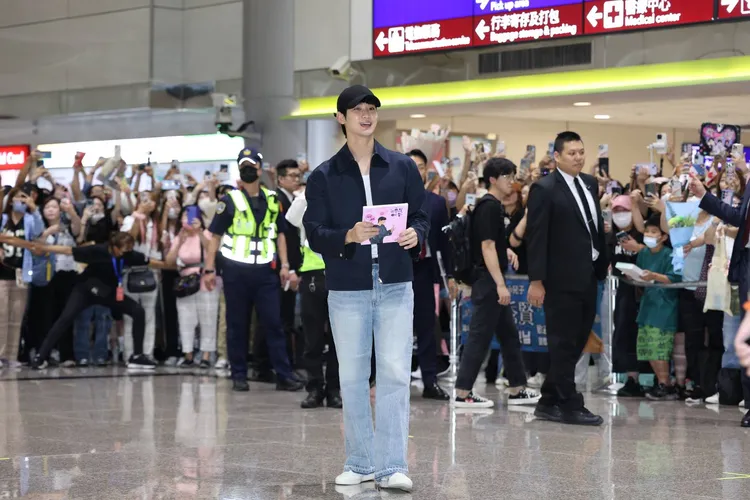 金秀賢收粉絲畫的圖畫。特勤中心攝