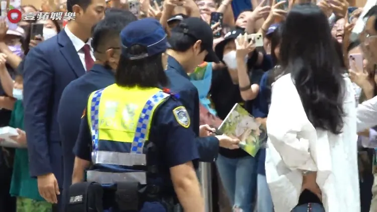 金秀賢簽了《淚之女王》原聲帶隱藏版婚照。特勤中心攝