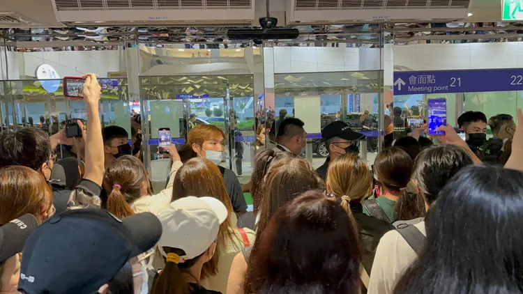 門口的粉絲暴衝，被關在門內。特勤中心攝