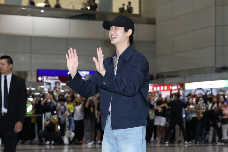 金秀賢開心向粉絲揮手。特勤中心攝