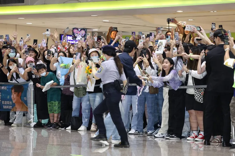 金秀賢獨厚小妹妹，只幫她簽《淚之女王》的結婚照。特勤中心攝