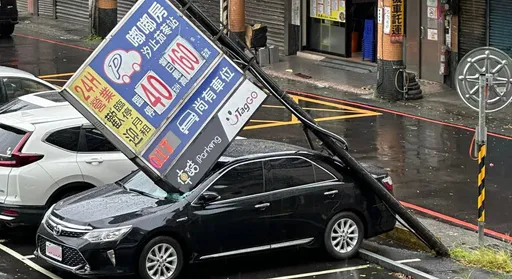 招牌直插擋風玻璃 網見紅牌車驚:還要賠營業損失