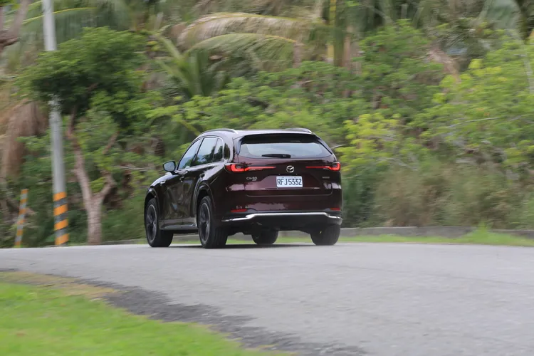 Mazda CX-90在前雙A臂懸吊結構的加持下，確實呈現出五米大車難得的轉向俐落度，避震器阻尼設定更是兼容並蓄。林浩昇攝