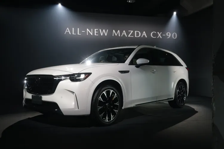 Mazda CX-90目前全車系均搭載3.3升直列六缸渦輪輕油電引擎，並區分為三車型，價位帶落在179~211萬元之間。林浩昇攝