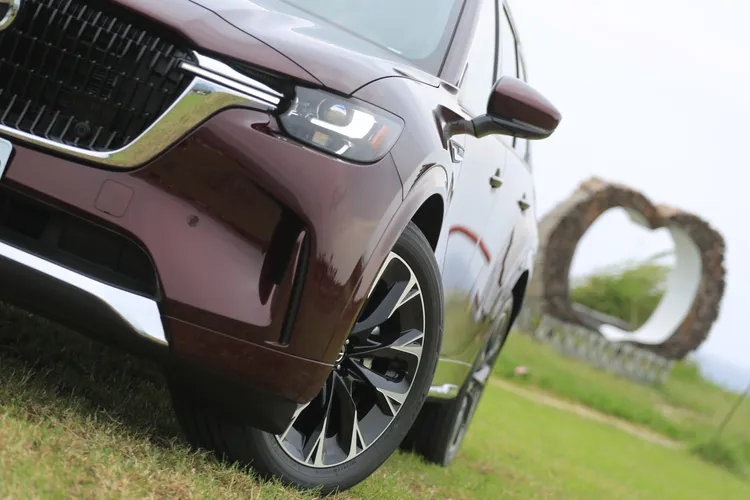 CX-90水箱罩經典魂動之翼結合日行燈，與深邃的頭燈則合構出炯炯有神的侵略氣息。林浩昇攝