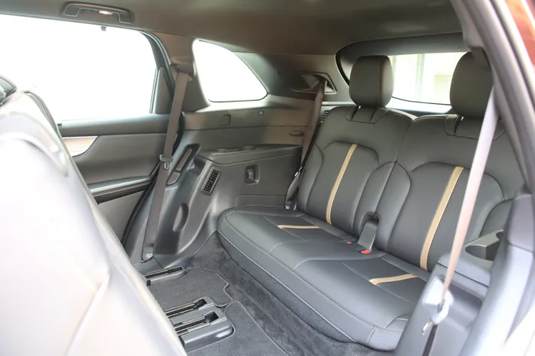 若將第二排座椅前後滑移調整至中段位置，第三排可供一般體型成人舒適乘坐，且頭部空間相較於先前CX-9，可說有不小進步的幅度。林浩昇攝