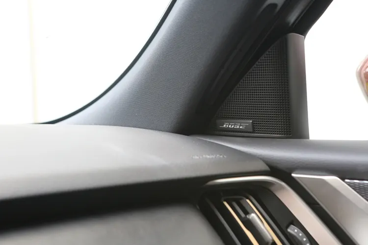 高階車款均配備具有12支揚聲器的BOSE環繞音響系統。林浩昇攝