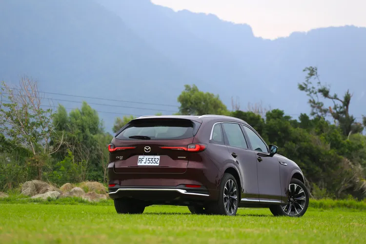 車尾設計沿用CX-60相同元素的橫幅LED尾燈，但B柱之後車頂線條較CX-60更為緩和向後延伸，創造更好的空間效益。林浩昇攝