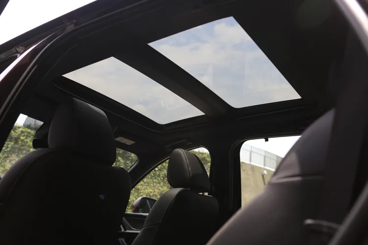 高階車型標配雙模式大型全景天窗，進一步擴充乘車採光及視野。林浩昇攝