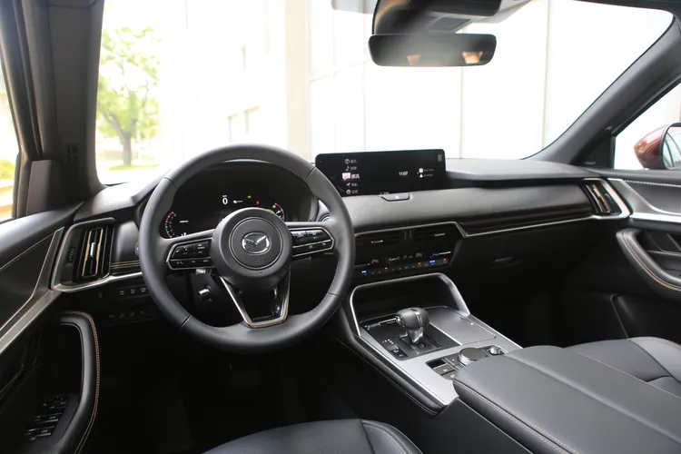 七人座33T AWD Premium車艙內中控台、門板等處以橘色跳色縫線點綴，全車最常接觸的區域並以大量軟質皮革包覆，展現豪華車氛圍。林浩昇攝