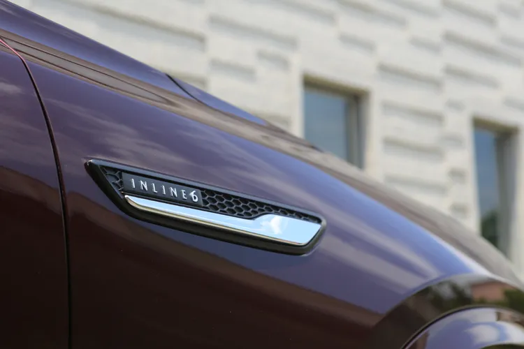 左右前葉子鈑INLINE6銘牌，彰顯著CX-90搭載直列六缸的身分。林浩昇攝