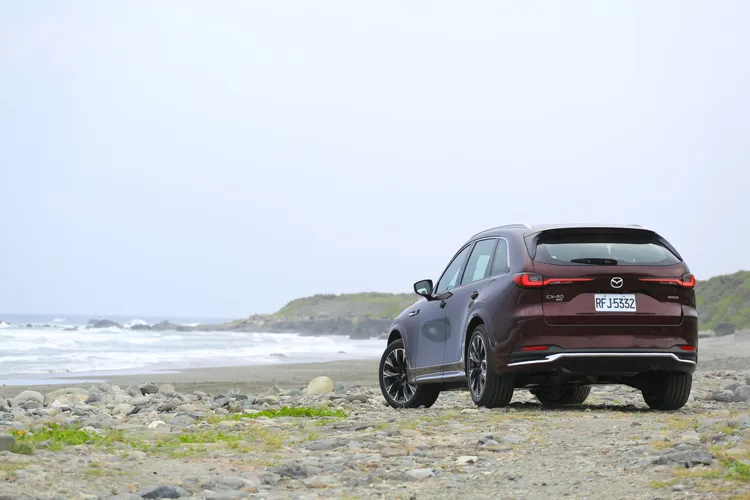 CX-90水準之上的動力及操控，帶來的是長途旅程的輕鬆、舒適與愜意。這身武功底蘊，最終還是對應到闔家出遊的需求，帶來更全方位的體驗。林浩昇攝