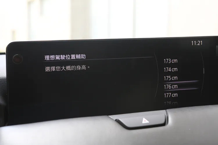 12.3吋中央螢幕並非觸控，而是採用鞍座上旋鈕控制，並具備無線Appla CarPlay及有線Android Auto連結。值得一提的是具備臉部辨識功能，可透過身高等條件，讓系統設定最適合駕駛位置並記憶，最多可記憶六組駕駛人。林浩昇攝