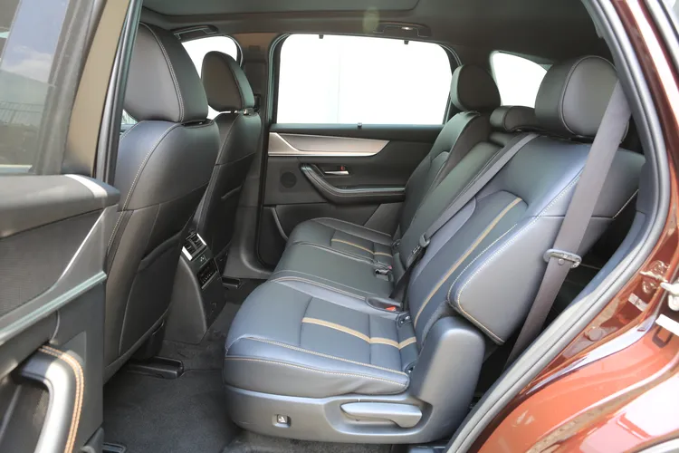 後座具備獨立恆溫空調控制，座椅前後滑移、椅背角度均可大幅度調整。林浩昇攝